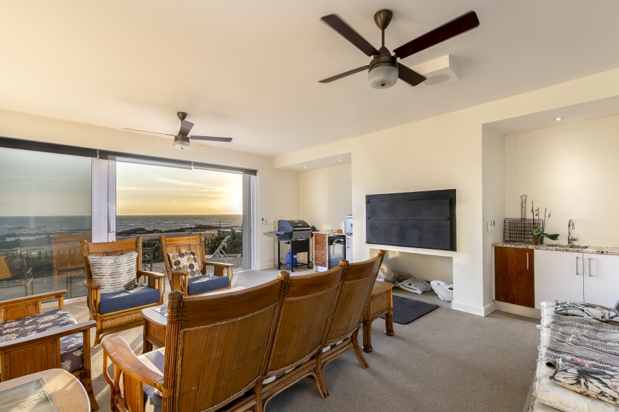 To Let 4 Bedroom Property for Rent in Harbour Island Western Cape